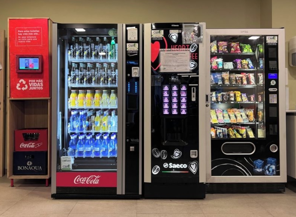 La máquina vending en el espacio de descanso de la oficina