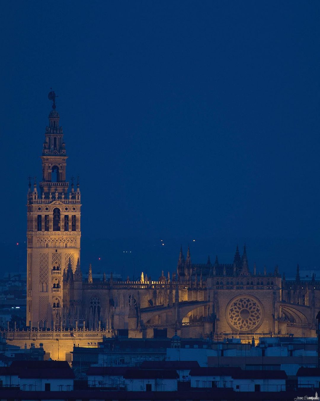 Abogados, gestores, servicios al ciudadano. Sevilla es una ciudad segura, con futuro y calidad de vida.